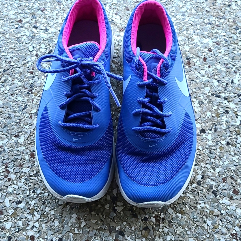 Girls Size 3 Nike tennis shoe NEW